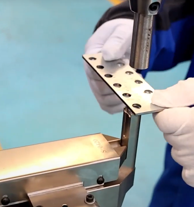 Processus d’insertion de quincaillerie auto-sertissante